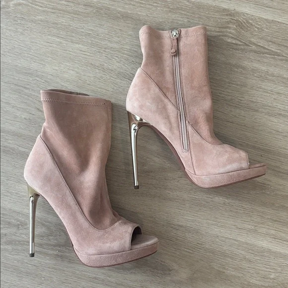 NWOT BCBGMaxAzria Light Pink Suede High Heels - Picture 2 of 11